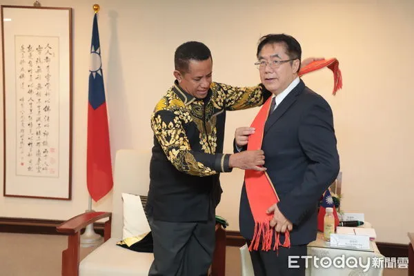 ▲印尼東努沙登加拉省議員阿羅伊秀斯與馬塞利努斯拜訪台南市府，與黃偉哲市長會晤交流農業與教育合作。（記者林東良翻攝，下同）