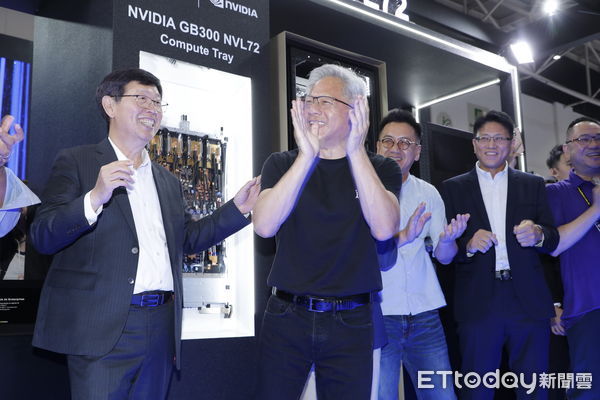 ▲▼輝達創辦人暨執行長黃仁勳參觀鴻海集團在COMPUTEX所展設的攤位，受到鴻海董事長劉揚偉的熱烈歡迎。（圖／記者湯興漢攝）