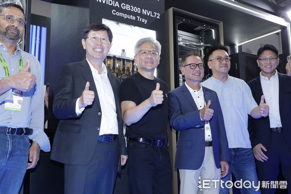 ▲▼輝達創辦人暨執行長黃仁勳參觀鴻海集團在COMPUTEX所展設的攤位，受到鴻海董事長劉揚偉的熱烈歡迎。（圖／記者湯興漢攝）