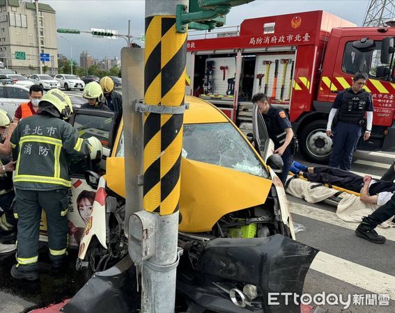 ▲兒童新樂園外自撞車禍，現場畫面曝光。（圖／記者黃彥傑翻攝，下同）