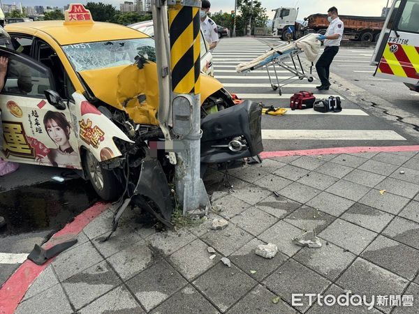 ▲兒童新樂園外自撞車禍，現場畫面曝光。（圖／記者黃彥傑翻攝，下同）