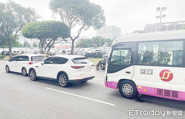 ▲桃園市管姓男子昨天下午駕駛小巴行經貴山區文化一路，疑似未注意前方路況失控追撞前方休旅車。（圖／記者沈繼昌翻攝）