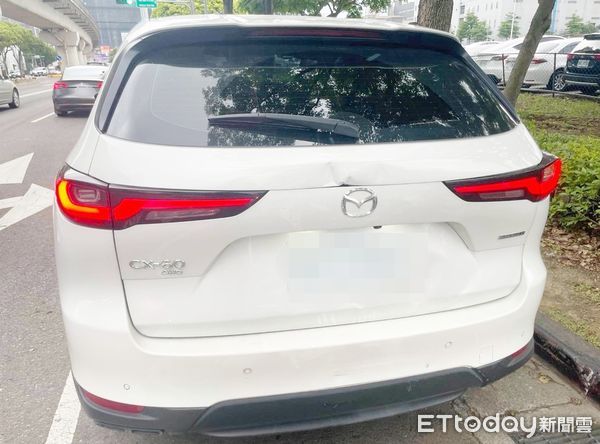 ▲桃園市管姓男子昨天下午駕駛小巴追撞前方休旅車，造成休旅車後車廂受損。（圖／記者沈繼昌翻攝）