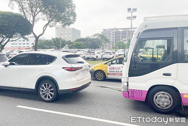 ▲桃園市管姓男子昨天下午駕駛小巴失控追撞前車，警方到場處理。（圖／記者沈繼昌翻攝）