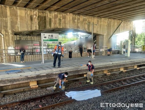 ▲大橋火車站發生旅客墜軌事故，70歲林姓男子遭自強號列車撞擊身亡，現場由鐵路警方封鎖調查中。（民眾提供）