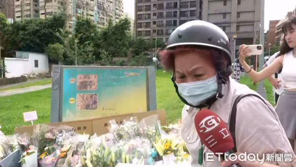 ▲▼      追思祈福會氣氛，挑幾張卡片內容+受訪者寫，招魂後陸續有人到現場哀悼       。（圖／記者邱顯燁攝）