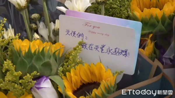 ▲▼      追思祈福會氣氛，挑幾張卡片內容+受訪者寫，招魂後陸續有人到現場哀悼       。（圖／記者邱顯燁攝）