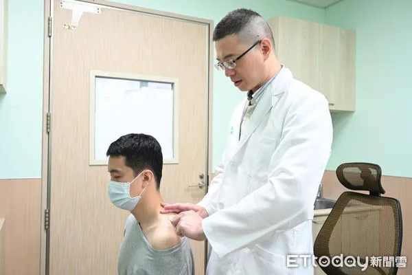 ▲年輕人出現「烏龜頸」、「富貴包」症狀，發現多半都是重度3C產品使用族群。（圖／記者游瓊華翻攝）