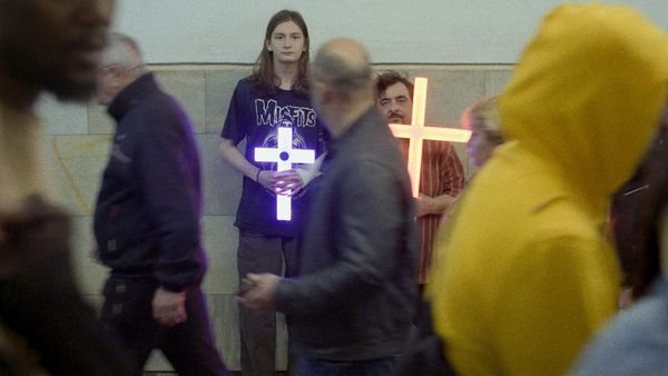 ▲《齁利路亞》描繪喬治亞叔侄檔用廢鐵製作霓虹十字架、沿街叫賣的奇幻旅程。（圖／台北電影節提供）
