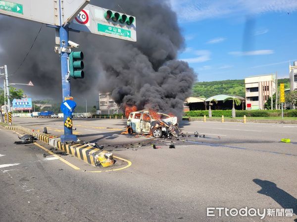 ▲▼駕駛恍神自撞分隔島，整輛車先是冒煙後來噴火。（圖／民眾提供，下同）
