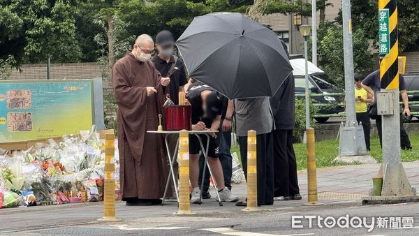 ▲三峽重大事故，洪姓女騎士家屬招魂。（圖／記者陳以昇攝，下同）