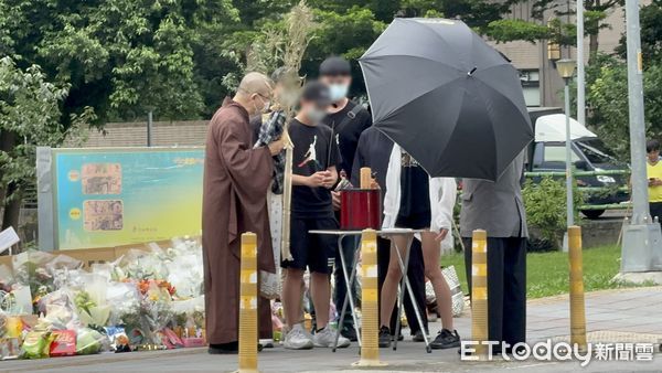▲三峽重大事故，洪姓女騎士家屬招魂。（圖／記者陳以昇攝，下同）