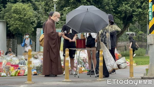 ▲三峽重大事故，洪姓女騎士家屬招魂，兒子擲筊。（圖／記者陳以昇攝，下同）