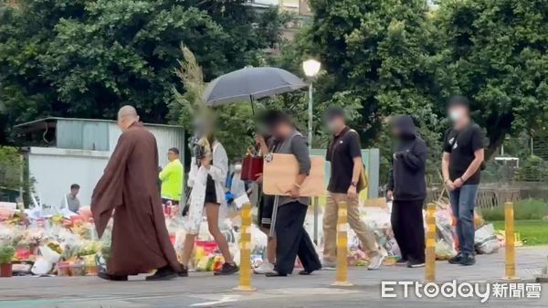 ▲三峽重大事故，洪姓女騎士一雙兒女、丈夫現身招魂，一次就允杯。（圖／記者陳以昇攝，下同）