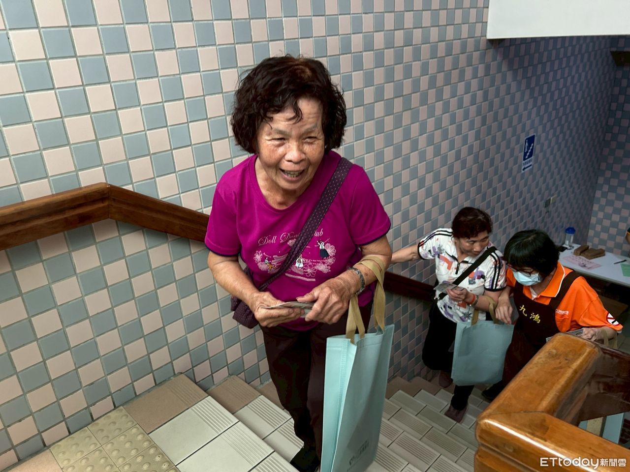 踏出健康力　竹山秀傳醫院邀50位公嬤和全院醫護爬10樓階梯