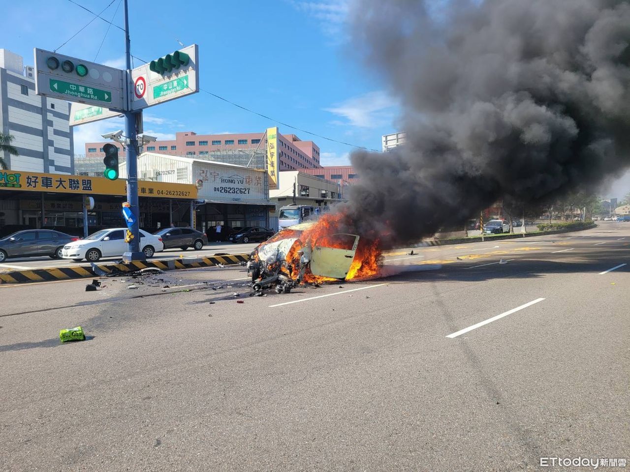 恍神自撞分隔島冒煙！車狂冒恐怖大火　2人下車查看驚險逃劫
