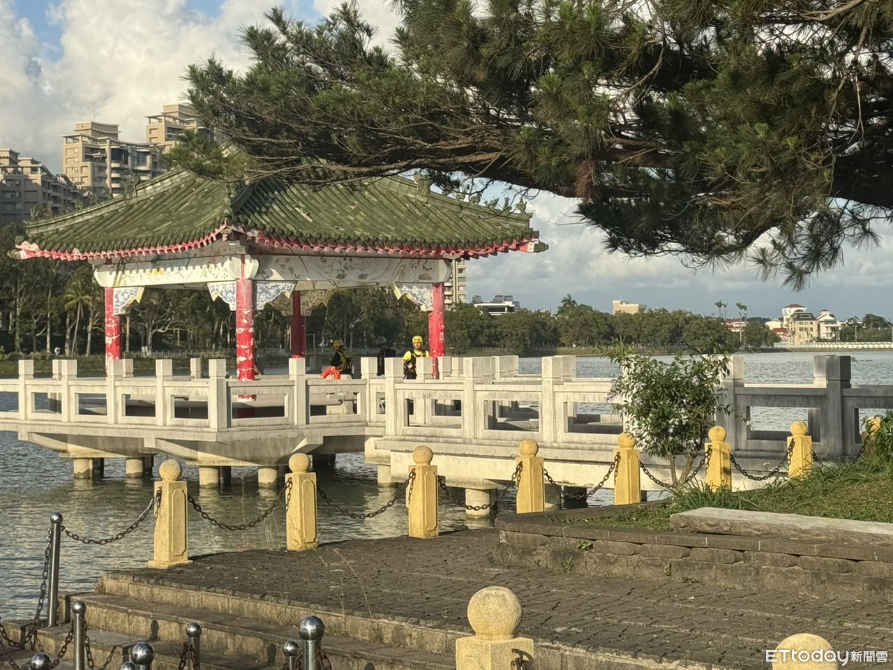 快訊／高雄澄清湖驚見浮屍！女趴富國島水面...身分曝光查死因