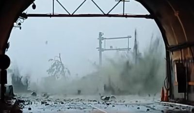 花蓮豪雨「土石流轟炸道路」恐怖畫面曝光 民眾躲隧道內尖叫