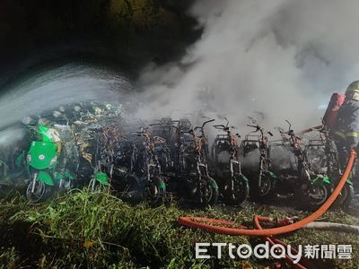 快訊/新店深夜停車場火警 30輛郵局機車「燒到剩骨架」