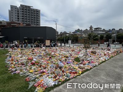 快訊/三峽翁失控衝撞3死!民眾湧路口弔唁 鮮花、供品倍數增長