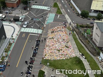 三峽3死路口「鳥瞰畫面曝」!悼念物擺滿草地 廠商到場搭棚遮蔭