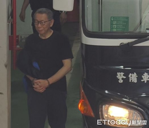 ▲▼台灣民眾黨前黨主席柯文哲涉收賄、圖利京華城案，目前在押，今（20日）被押解到台北地院出庭。（圖／記者黃哲民攝）