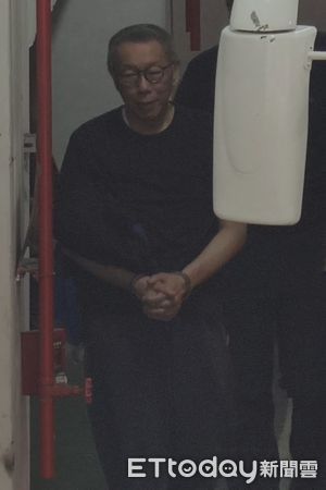 ▲▼台灣民眾黨前黨主席柯文哲涉收賄、圖利京華城案，目前在押，今（20日）被押解到台北地院出庭。（圖／記者黃哲民攝）