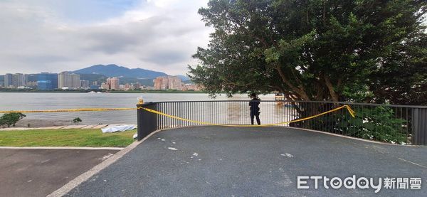 ▲▼ 新北市八里區龍米路一段河岸旁驚傳民眾溺斃事件  。（圖／記者陳以昇翻攝）