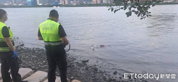 ▲▼ 新北市八里區龍米路一段河岸旁驚傳民眾溺斃事件  。（圖／記者陳以昇翻攝）
