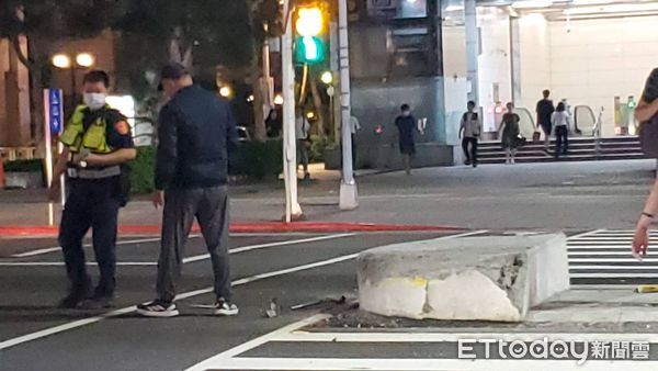 ▲北市南京東路傳出公車擦撞事故，釀成2傷。（圖／記者黃彥傑攝）