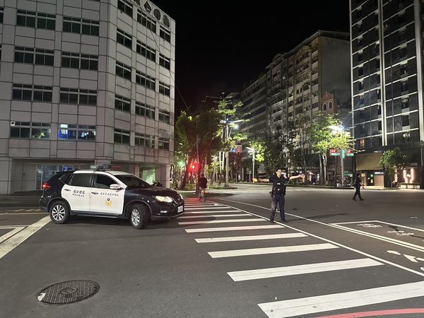 ▲▼高雄男出派出所「1分鐘後遭輾斃」。（圖／翻攝賴傳媒）