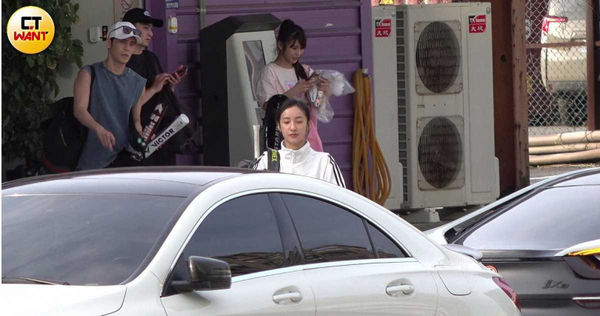 舊情綿綿1／才否認復合⋯GINO貼心幫忙夏宇禾　開車進入女方住處