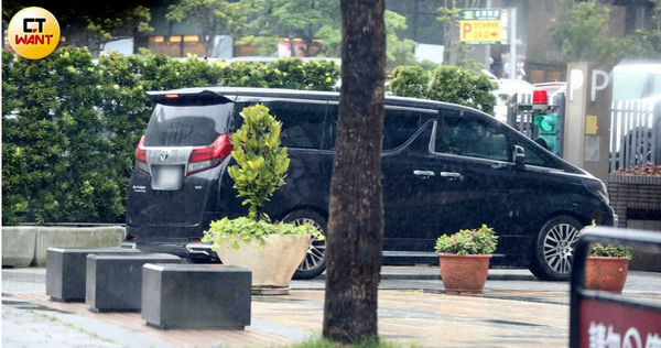 舊情綿綿1／才否認復合⋯GINO貼心幫忙夏宇禾　開車進入女方住處