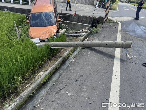 ▲彰化芬園鄉發生2車碰撞，其中1車失控撞斷電桿衝入稻田。（圖／警方提供）