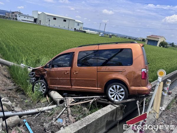 ▲彰化芬園鄉發生2車碰撞，其中1車失控撞斷電桿衝入稻田。（圖／警方提供）