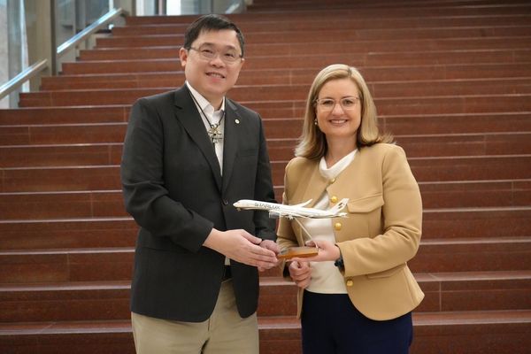 ▲星宇航空將開航鳳凰城，圖為星宇航空董事長張國煒、鳳凰城市長 Kate Gallego。（圖／星宇航空提供）