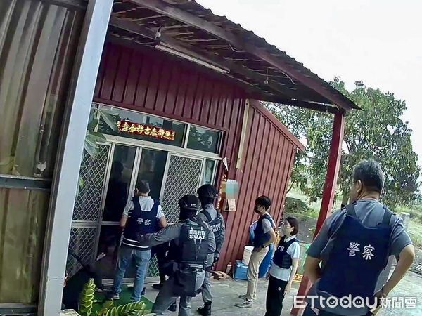 ▲台南市刑大破獲偏僻神壇毒品交易據點，查扣毒品與子彈，兩名嫌犯落網。（記者林東良翻攝，下同）