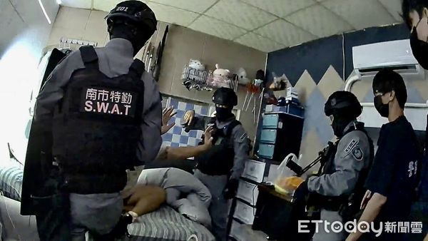 ▲台南市刑大破獲偏僻神壇毒品交易據點，查扣毒品與子彈，兩名嫌犯落網。（記者林東良翻攝，下同）