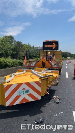▲俗稱「瑞典坦克」的VOLVO休旅車，追撞施工緩撞車，兩敗俱傷、幸無人受傷。（圖／記者楊永盛翻攝）