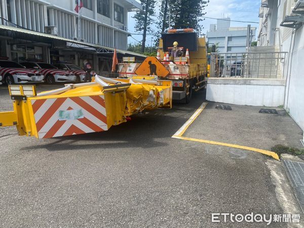 ▲俗稱「瑞典坦克」的VOLVO休旅車，追撞施工緩撞車，兩敗俱傷、幸無人受傷。（圖／記者楊永盛翻攝）