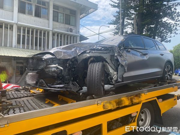 ▲俗稱「瑞典坦克」的VOLVO休旅車，追撞施工緩撞車，兩敗俱傷、幸無人受傷。（圖／記者楊永盛翻攝）