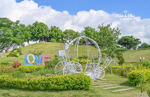 ▲▼后里環保公園花田綠廊-金針花向日葵盛開中，台中免費賞花秘境。（圖／部落客Nini and Blue 玩樂食記授權提供）