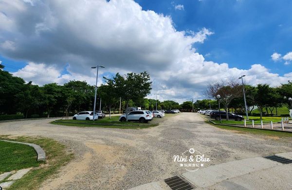 ▲▼后里環保公園花田綠廊-金針花向日葵盛開中，台中免費賞花秘境。（圖／部落客Nini and Blue 玩樂食記授權提供）