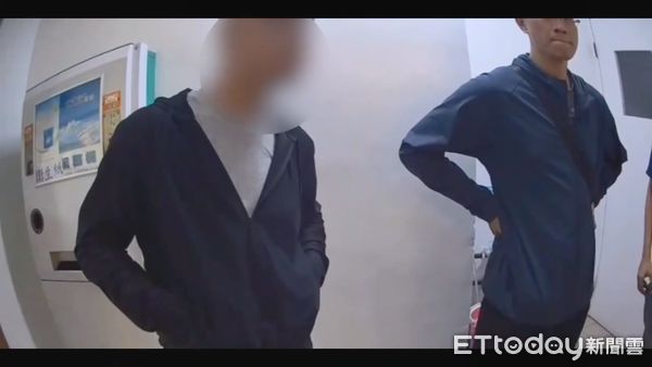 ▲▼員警喬裝賣場員工逮現行犯，不料詐欺車手竟反嗆「不用這麼凶」。（圖／民眾提供，下同）