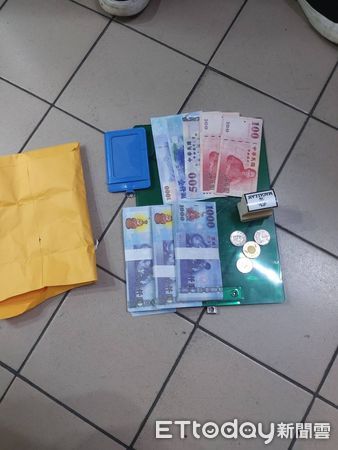 ▲▼員警喬裝賣場員工逮現行犯，不料詐欺車手竟反嗆「不用這麼凶」。（圖／民眾提供，下同）