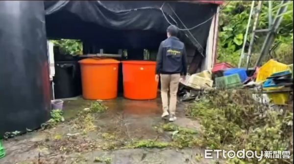 ▲南投警方破獲名間鄉以茶葉廠掩飾的私菸酒工廠，起獲重達數公噸原料和成品。（圖／記者高堂堯翻攝）