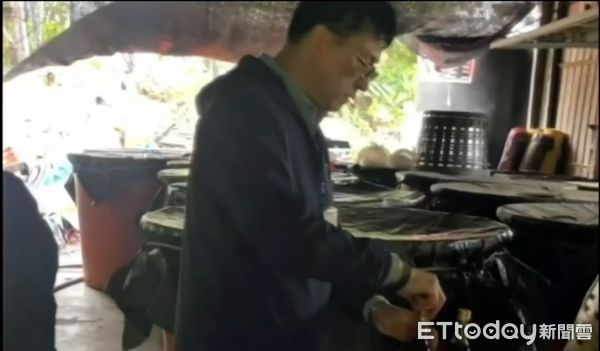 ▲南投警方破獲名間鄉以茶葉廠掩飾的私菸酒工廠，起獲重達數公噸原料和成品。（圖／記者高堂堯翻攝）