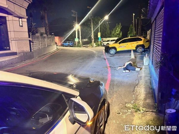▲郭男因喝得太醉下車嘔吐慘遭運將丟包躺路邊。（圖／大園警分局提供）