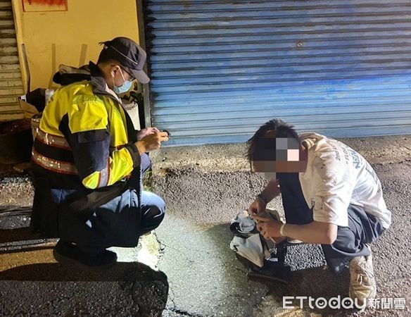 ▲▼巡警經過下車關切，將他喚醒後送返家。（圖／大園警分局提供）