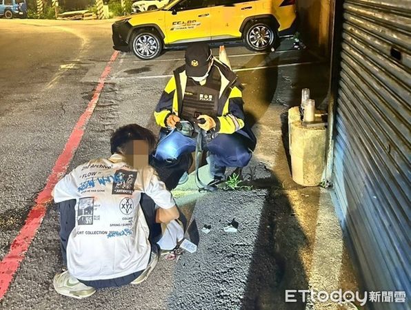 ▲▼巡警經過下車關切，將他喚醒後送返家。（圖／大園警分局提供）